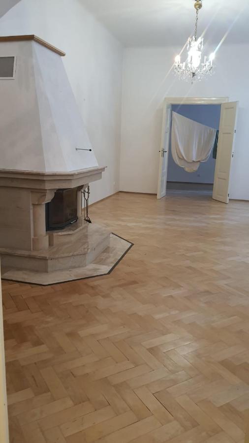 Private Room In Shared Luxurious Palace Like Apartment With 2 Bathrooms Including Whirlpool And Virtual Reality Прага Экстерьер фото