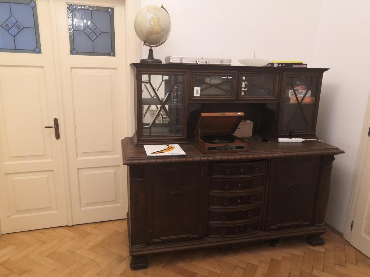 Private Room In Shared Luxurious Palace Like Apartment With 2 Bathrooms Including Whirlpool And Virtual Reality Прага Экстерьер фото