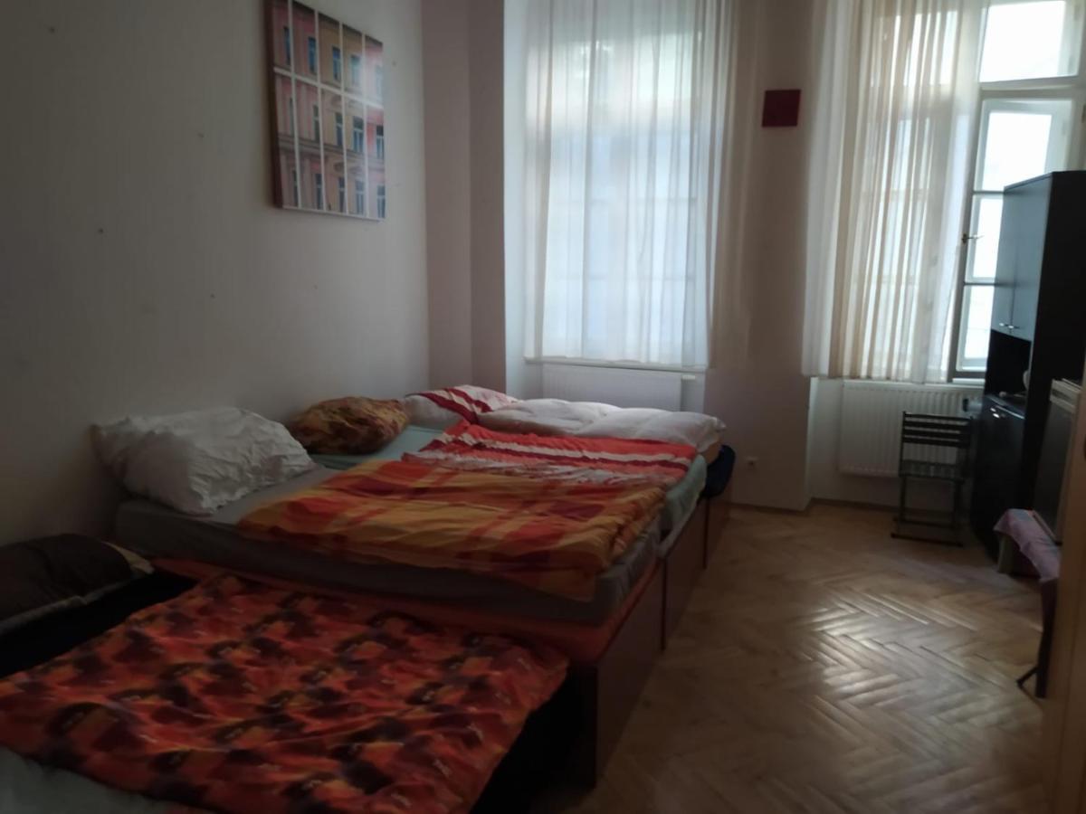 Private Room In Shared Luxurious Palace Like Apartment With 2 Bathrooms Including Whirlpool And Virtual Reality Прага Экстерьер фото