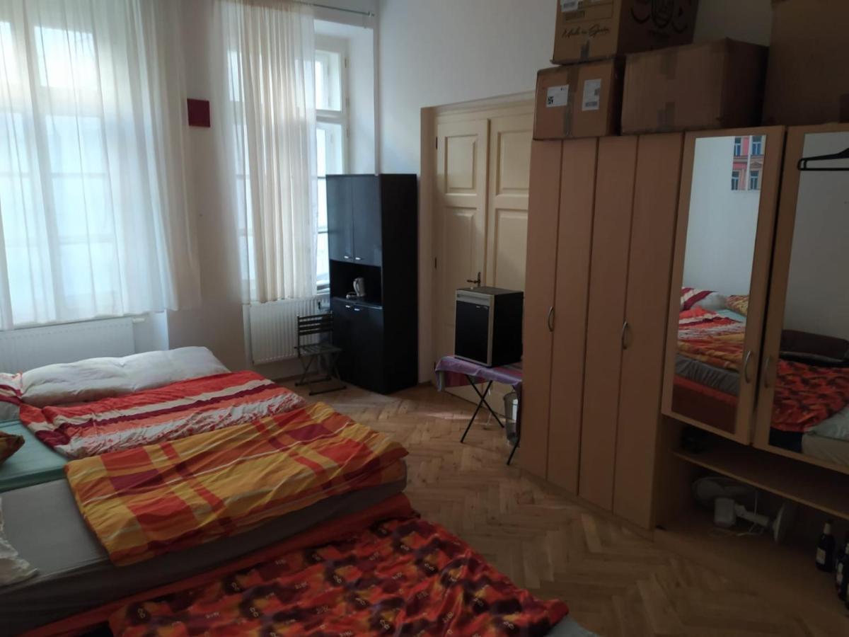 Private Room In Shared Luxurious Palace Like Apartment With 2 Bathrooms Including Whirlpool And Virtual Reality Прага Экстерьер фото